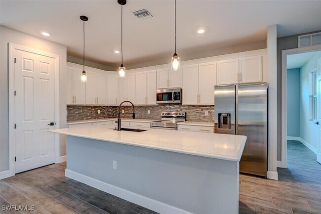 Building Photo - 428 SW 28th Pl