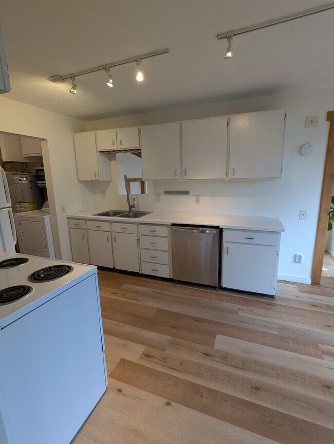 Building Photo - 455 NE Clay Ave