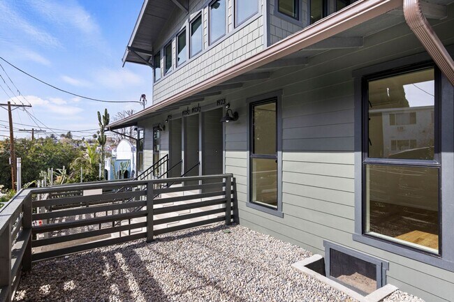 Building Photo - 5 Bed / 5 Bath Residence in Echo Park Now Available!