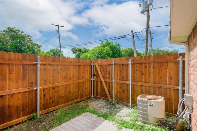 Building Photo - 406 Noble Ave