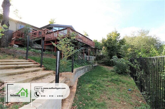Building Photo - 875 Lakeview Dr