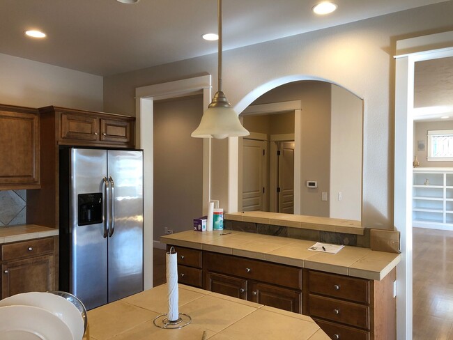 Building Photo - 4 Bedroom / 2.5 Bathroom Home in SE Bend