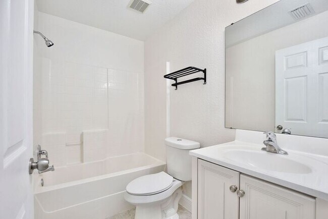 Building Photo - Beautiful 3/2 Spacious Home with a covered...