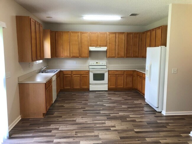 Building Photo - Large 5 Bedroom, 3 Bathroom Single Family ...