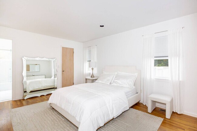 Building Photo - 43 Wooded Oak Ln