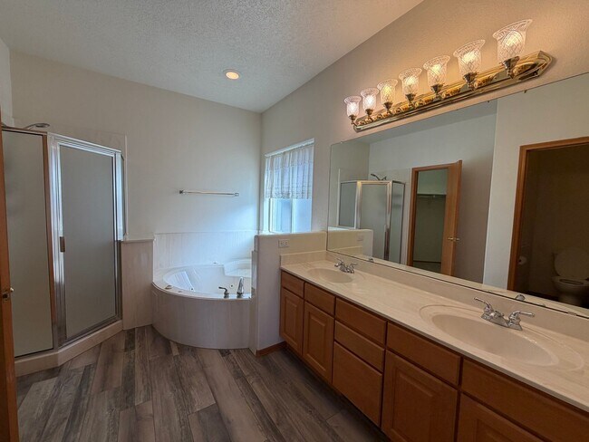 Building Photo - Roomy 3 Bedroom 2 Bathroom Home In Quintessence!
