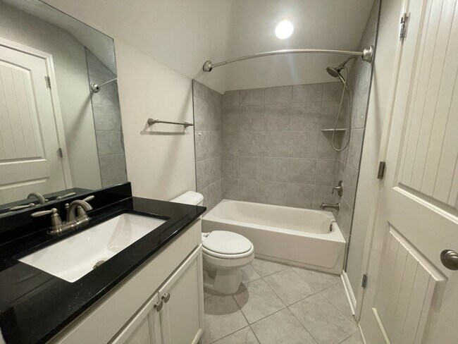 Building Photo - College Crossing beautiful home!