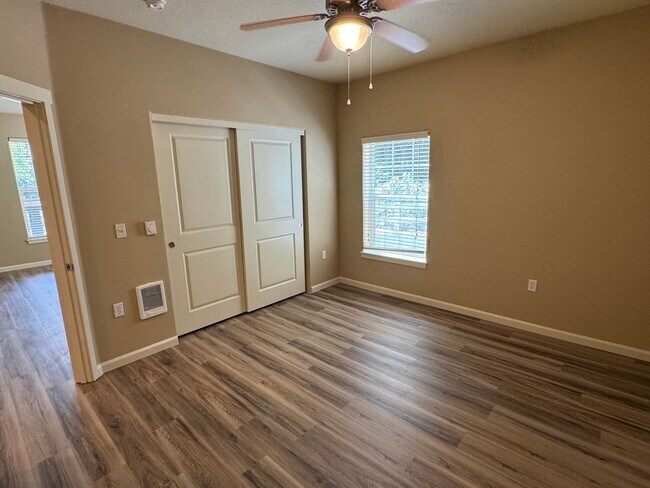 Building Photo - Beautiful 1br Condo in Sherwood. End unit ...