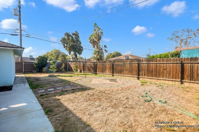 Building Photo - 1331 W Yale Ave