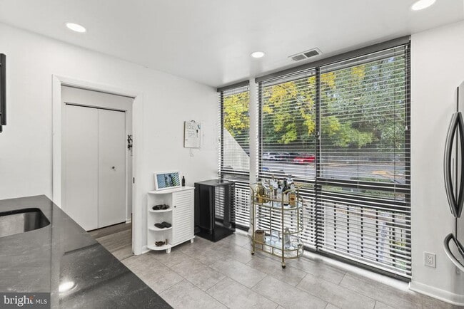 Building Photo - 2216 S Quincy St