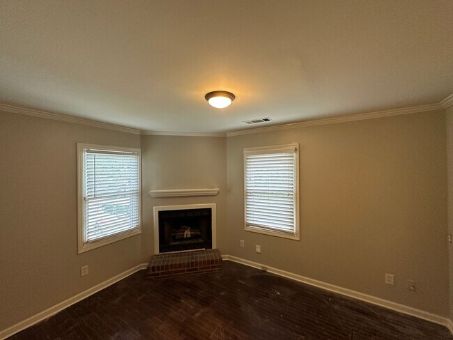 Building Photo - Near Chickasaw Gardens! Split bedroom floor plan! Huge fenced in back yard!