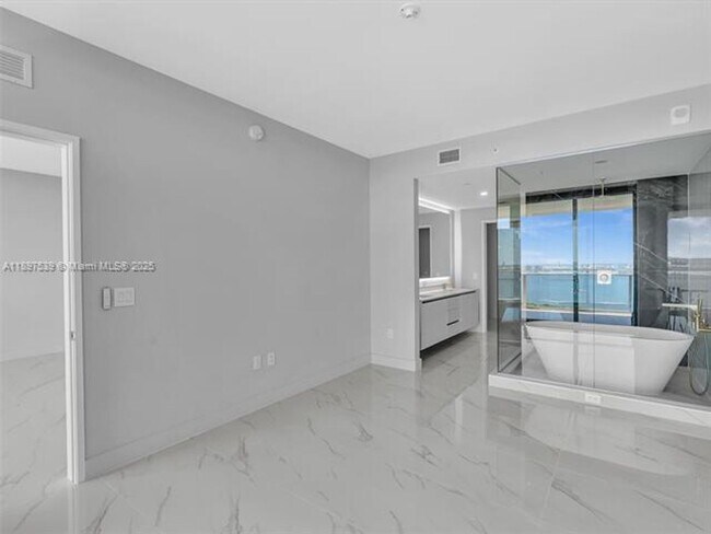 Building Photo - 700 NE 24th St