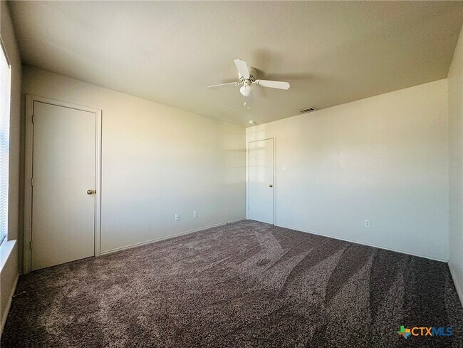 Building Photo - 304 Creek St