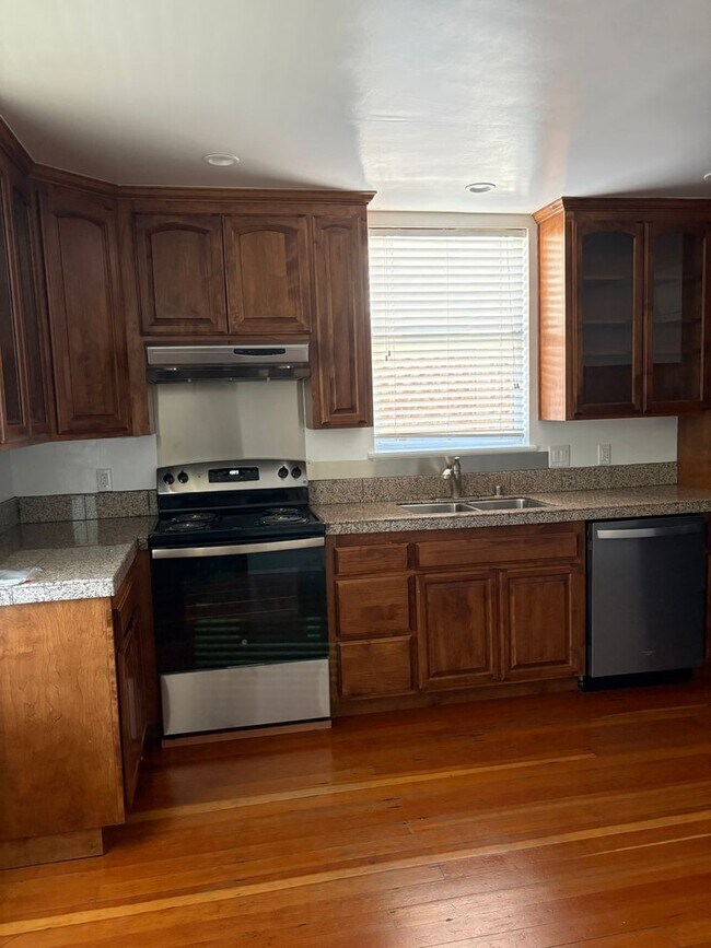 Building Photo - 214 Walnut St