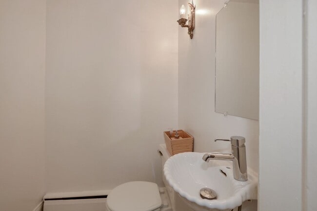 Building Photo - 3 Bed 2.5 Bathroom - Capitol Hill Rowhome - Driveway For Parking