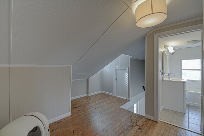 Building Photo - Washington Park 3BR 2Bth Home - available now for both short or long term lease