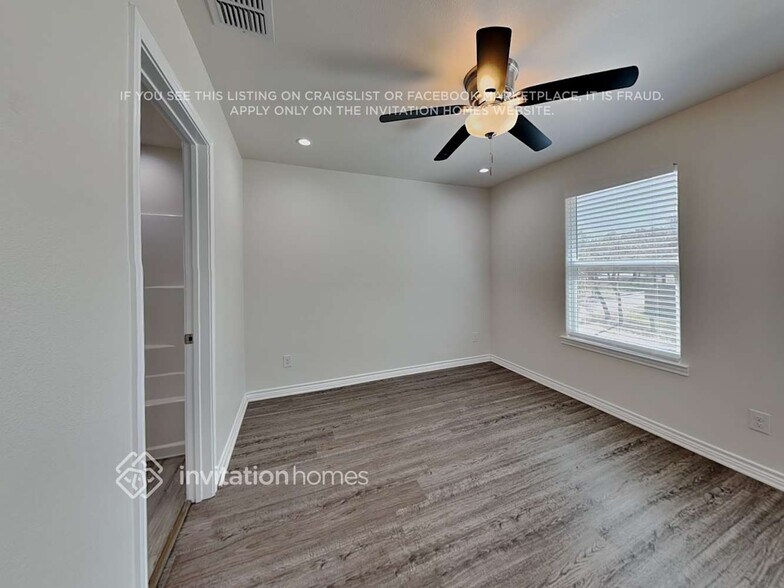 Building Photo - 318 Shady Bluff Dr