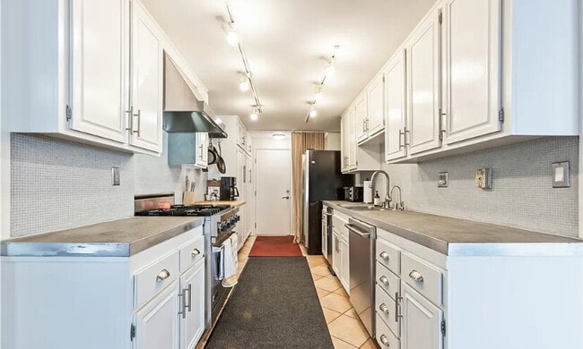 Building Photo - Luxurious Beverly Hills Penthouse Condo wi...