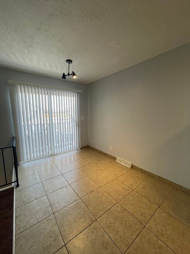 Building Photo - 479 James Ct