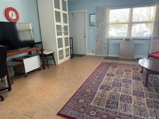 Building Photo - 2607 NE 8th Ave