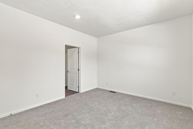 Building Photo - Spacious Columbia Floorplan with Full Unfinished Basement
