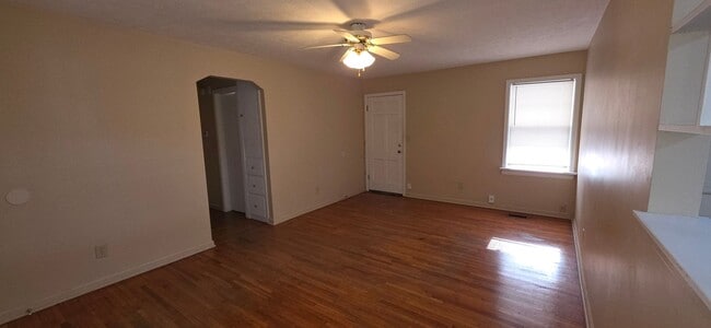 Building Photo - 2 Bedroom 1 Bathroom home in Southeast Springfield for $995!