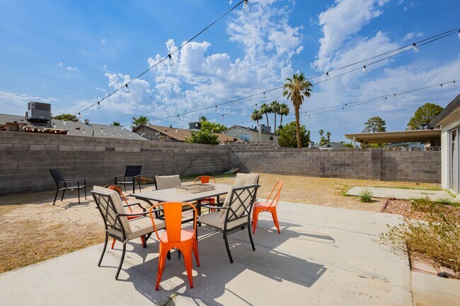 Building Photo - Fully Furnished single story home in Las Vegas with STYLE!