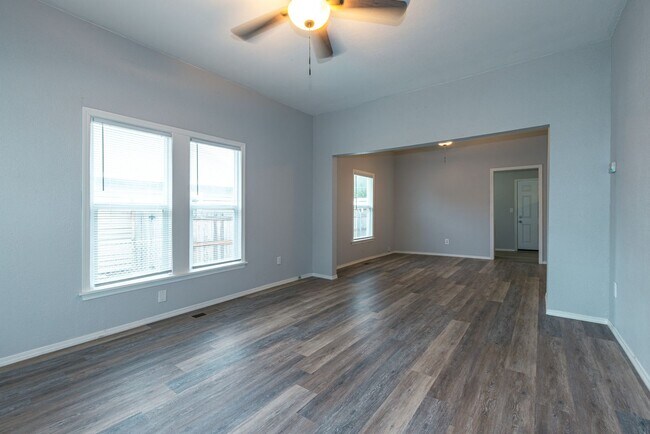 Building Photo - Beautiful 2 Bed 1 Bath in Quiet Area