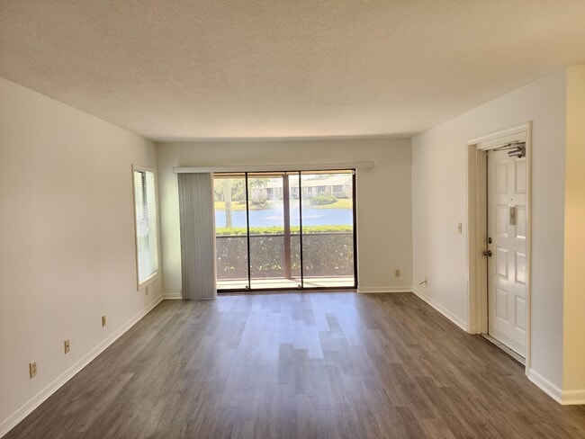 Building Photo - 1605 SW Silver Pine Way