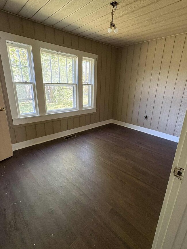 Primary Photo - Small Family Home!