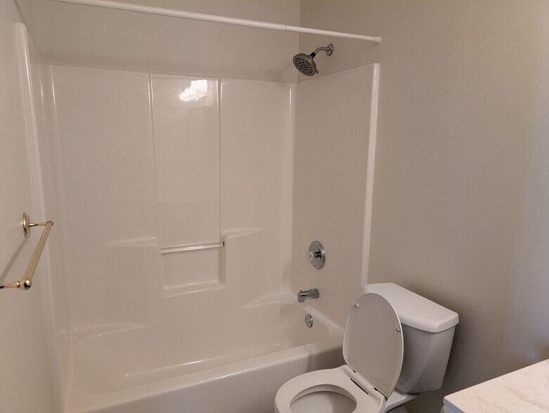 Main Bathroom - N58W23824 Hastings Ct