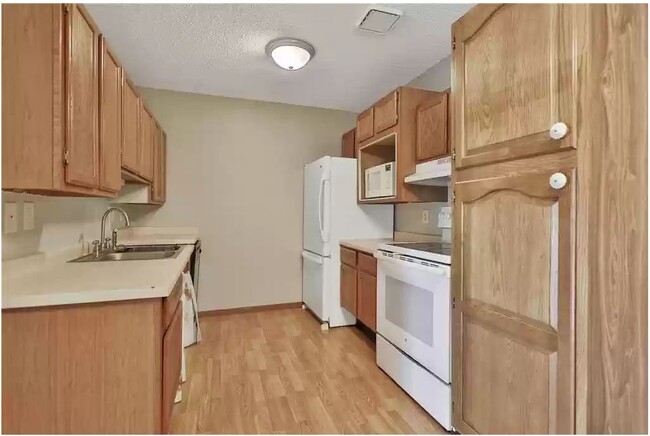 Building Photo - 4 Pine Tree Dr
