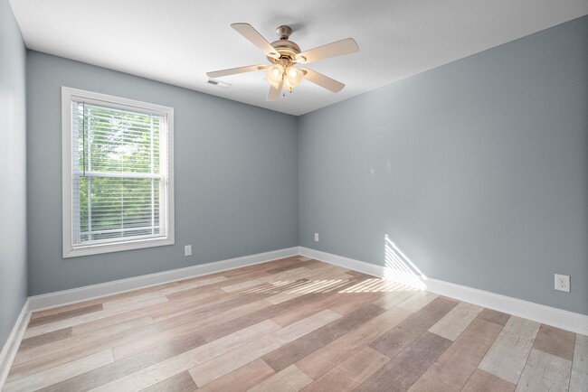 Building Photo - Pet Friendly Three Bedroom with Bonus!