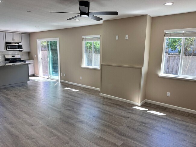 Building Photo - 6 bedroom/ 2.5 bath in Rohnert Park