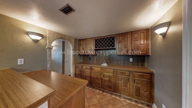 Building Photo - 10239 Catalpa Rd