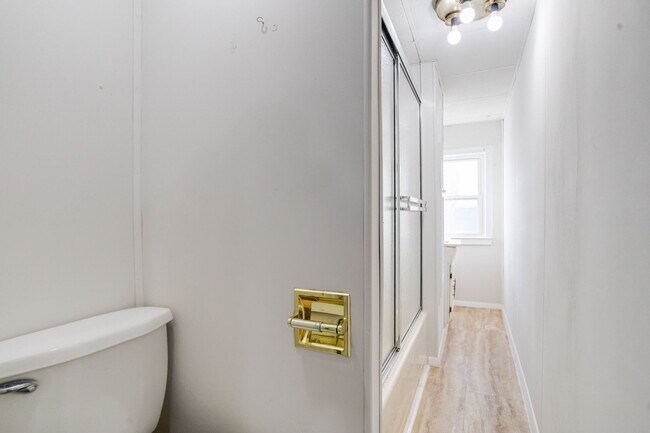 Building Photo - Two Bedroom Two Bathroom House In Baltimore City