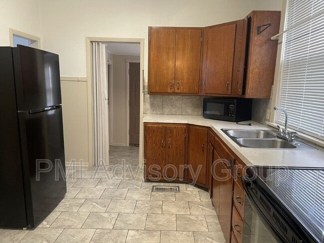 Building Photo - 1000 SW College Ave