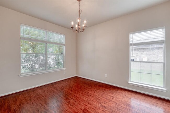 Building Photo - 211 Hanstrom Dr