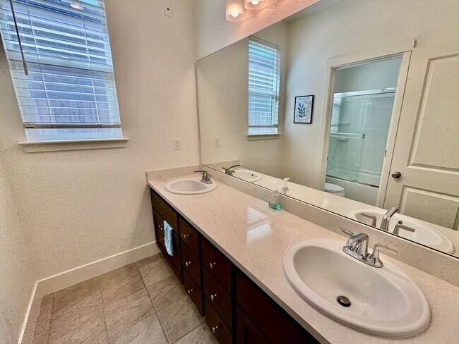 Building Photo - 1121 Pearl Dr
