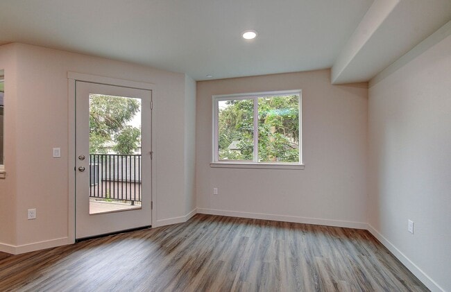 Building Photo - 404 NE 117th Ave