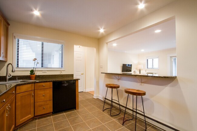 Building Photo - 120 Lexington Ct