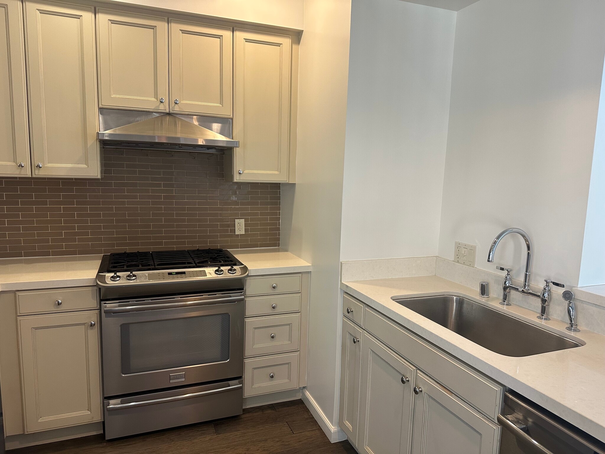 Building Photo - 1625 Granville Ave