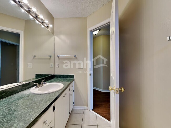 Building Photo - 602 Majestic Oak Dr