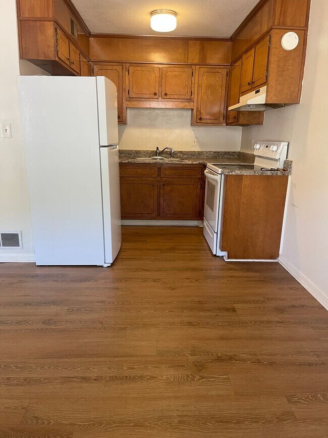 Building Photo - 1 Bedroom, 1 Bath Duplex Apartment on the Eastside! Available now!