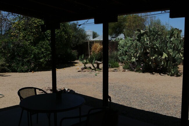 Building Photo - Two bedroom one bath fully furnished located in central Tucson!