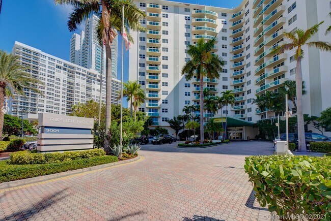 Building Photo - 3001 S Ocean Dr