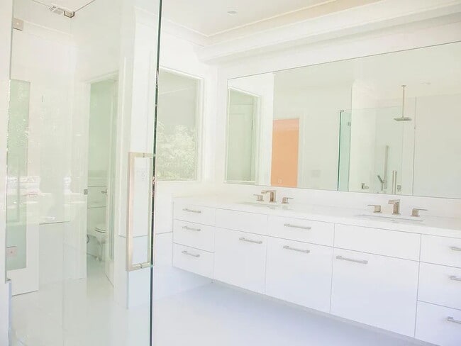 Building Photo - NO MIN CREDIT SCORE REQUIRED, BK OKAY, PAST EVICTION OKAY!, BACKGROUND FRIENDLY. Apply at "The Re...