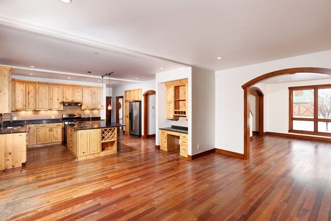 Building Photo - 210 Juniper Ct
