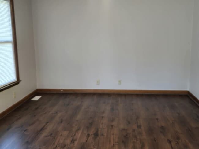 Building Photo - 2025 Stonebrook Dr