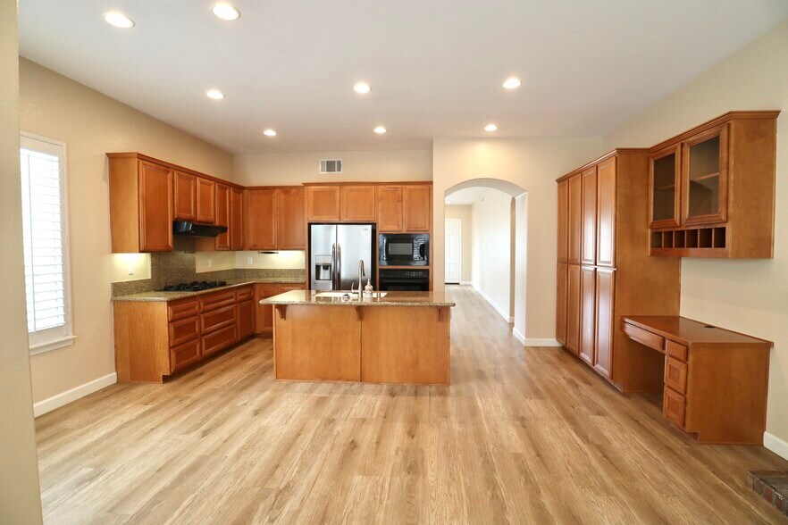 Building Photo - 1174 Mariposa Rd